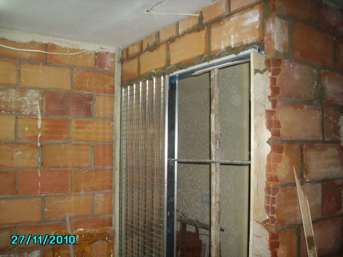 Cómo colocar armazón de una puerta corredera en obra